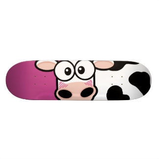Vache rougissante sur le skateboard rose