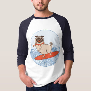 Vague à cheval heureux chien carlin sur le T-Shirt