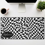 Vague rétro : Panneau de contrôle noir moderne Wav<br><div class="desc">Élevez votre espace de travail avec ce Motif de tableau de bord moderne Wavy personnalisé Mat de bureau. Ce tapis présente une torsion ludique sur un damier classique, mis en vie avec un motif ondulant à vagues dans les tons noir et blanc. La fonction personnalisée offre une touche d'individualité supplémentaire,...</div>