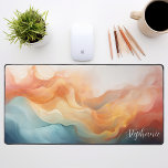 Vagues de liquide Abstrait multicolore personnalis<br><div class="desc">Présentez notre Mat Multicolore Liquide Multicolor Personnalisé. Un ensemble abstrait de teintes orange, crème et bleues forme un motif captivant d'ondes liquides, créant un affichage visuellement attrayant. Personnalisez cette pièce avec votre nom pour une ajout unique à votre espace de travail. Les tons apaisants se fondent harmonieusement, créant une touche...</div>