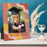 Vagues modernes | Plaque photo simple Arché<br><div class="desc">Plaque de mémoire de graduation photo simple cadre en arc. Vous pouvez le customiser avec le nom du diplômé, le nom de l'école ou la date. Arrière - plan rétro branché dans les tons or, orange et terre cuite. Toutes les couleurs sont modifiables pour changer les couleurs de votre école...</div>