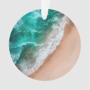 Vagues sur la plage de sable