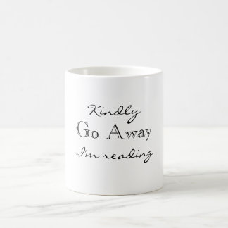 Vais avec bonté loin je lis la tasse de café