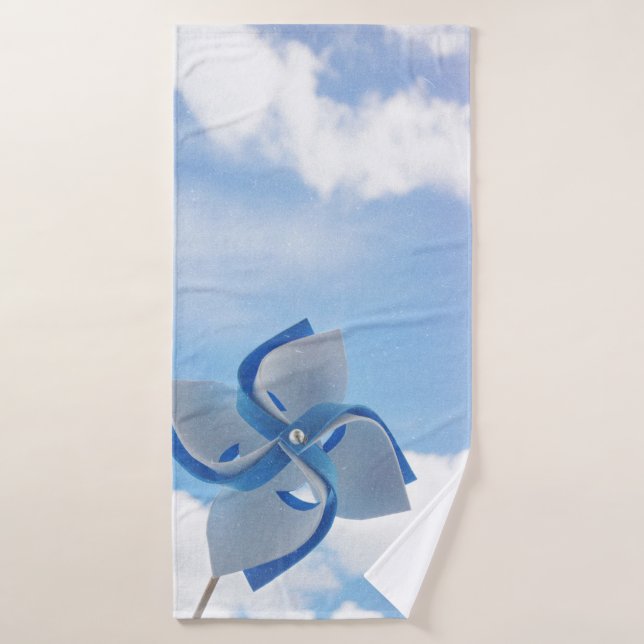 Vaisseau blanc et bleu sous ciel nuageux (Serviette de bain)