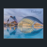 Valence Espagne Architecture Moderne Carte Postale<br><div class="desc">Belle carte postale de Valence mettant en vedette le centre de la Cité des Arts et des Sciences. Le centre a été conçu par le célèbre architecte Santiago Calatrava et représente fièrement la beauté incroyable de l'architecture espagnole moderne. Un autre élément captivant de l'image sont les lumières sortant du bâtiment...</div>