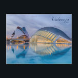 Valencia Espagne Architecture Moderne Carte Postal<br><div class="desc">Belle carte postale de Valence avec centre de la Cité des Arts et des Sciences. Le centre a été conçu par le célèbre architecte Santiago Calatrava et représente fièrement la beauté extraordinaire de l'architecture espagnole moderne. Un autre élément captivant de l'image sont les lumières qui sortent du bâtiment et réfléchissent...</div>