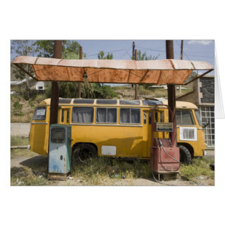 Van jaune vintage et vieilles essence/station