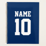 Varsity sports bleu nom et numéro personnalisés<br><div class="desc">Nom personnalisé personnalisé personnalisé et numéro bleu Planner. Le style sportif varié. Customisez-le avec votre nom,  âge,  année,  numéro ou nom d'équipe sportive. Grand cadeau pour les sportifs,  les enfants et les adultes.</div>