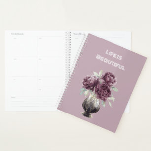 Vase de jolies fleurs violettes