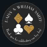 Vegas Casino Thème Custom Sticker Gold Parties sci<br><div class="desc">Parties scintillant en or Faux et costumes de cartes noires sont entourés de texte personnalisable,  ce qui rend ces autocollants ronds parfaits pour toutes sortes de projets et d'occasions. Utilisez-les pour les faveurs étiquettes pour les invités mariages,  pour les faveurs de fête,  pour fermer des enveloppes et plus encore.</div>