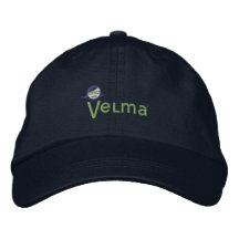 Velma a brodé le casquette