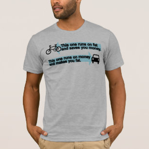 Vélo drôle contre le T-shirt de voiture