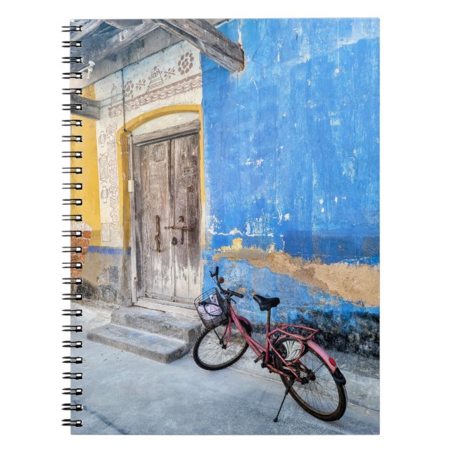 VÉLO ROSE sur MUR BLEU en INDE CARNET (Devant)