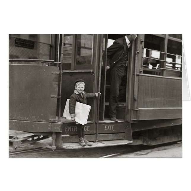 Vendeur de journaux à travers un tramway, 1910 (Devant horizontal)