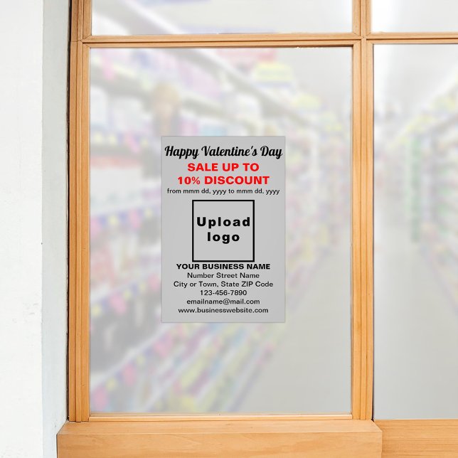 Vente de la Saint-Valentin sur papier photo gris (Business Valentine sale on gray photo paper on store window. Signage to attract more customers.)