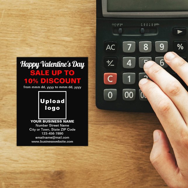 Vente de Saint-Valentin d'affaires sur prospectus  (Attract more customers this Valentine's Day. Business Valentine sale on black flyer on store desk.)