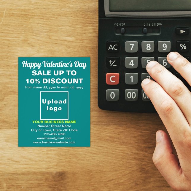 Vente Valentine d'affaires sur le prospectus vert  (Attract more customers. Business Valentine sale on teal green flyer on store desk.)