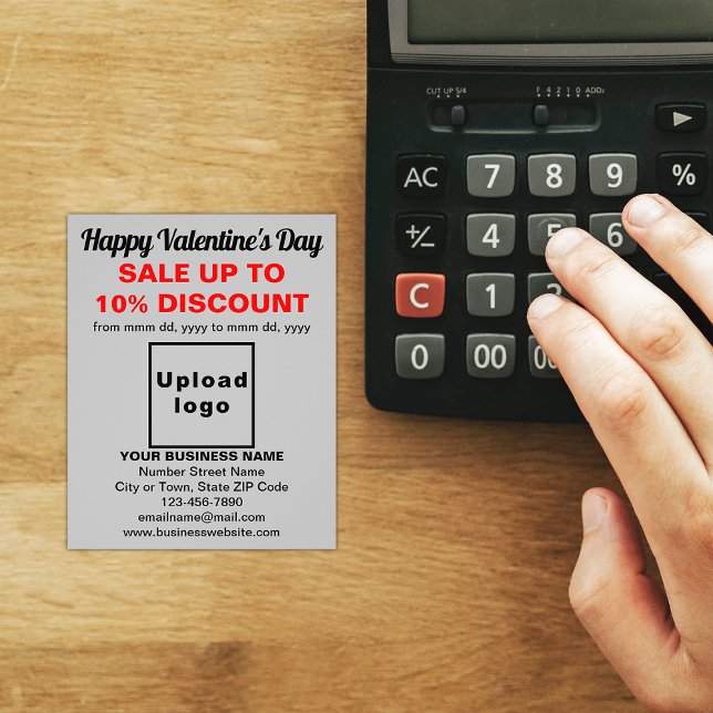 Vente Valentine d'affaires sur un prospectus gris (Attract more customers this Valentine's Day. Business Valentine sale on gray flyer on store desk.)