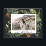 verdure d'hiver enregistrer la date photo carte po<br><div class="desc">Notre collection "verdure hivernale" présente une végétation minimaliste de pinède aquarelle excellente pour vos cartes et invitations mais aussi pour d'autres papeteries et beaucoup d'autres articles. La police Serif associée à une police de script élégante est facile à customiser. Consultez notre magasin pour plus d'articles de cette collection.</div>