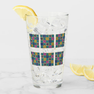 Verre à bière carrelé aux couleurs vives de pierre