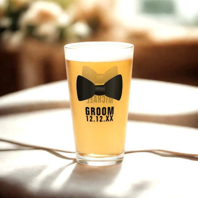 Verre à pied personnalisé pour le nœud papillon du (For your bachelor party! Add their name and your wedding date to this fun black bow tie glass)