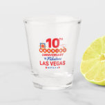 Verre A Shot 10e Wedding Anniversary Couples Las Vegas<br><div class="desc">Unique 10th anniversary gift for husband & wife or married couple a romantic weekend getaway to Las Vegas to celebrate 10 years of marriage ! Novty to remember your Vegas trip a second honeymoon vacation ou wedding party you never had. Objets "10th Wedding Anniversary in Fabulous Las Vegas Nevada" w/...</div>