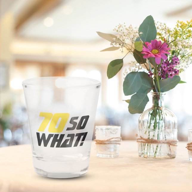 Verre A Shot 70 alors Ce Drôle Dit Moderne 70e Anniversaire (Créateur téléchargé)