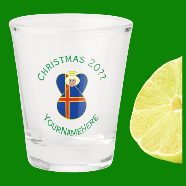 Verre A Shot Ålander Angel Noël Drapeau personnalisé (Christmas angel wears the Åland Islands Flag. Green text for holiday, year, and name.)