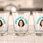 Verre A Shot Amusant 21e anniversaire PERSONNALISÉ TEXTE Photo<br><div class="desc">Verre photo d'anniversaire amusant dans un design retro moderne découpé photo turquoise. L'année est personnalisable pour convenir à n'importe quelle année d'anniversaire, que ce soit votre 21ème, 30ème, 40ème, 50ème ou 60ème anniversaire ! Pour obtenir l'effet coupe, utilisez un fichier png avec l'arrière - plan déjà coupé. Sinon, la photo...</div>