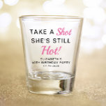 Verre A Shot Amusant rose 40e fête d'anniversaire Favor<br><div class="desc">Drôle rose et noir "Take a Shot She's Still Hot" fête de 40e anniversaire faveur verre tourné. Personnalisez avec son nom,  son âge et la date de la fête.</div>