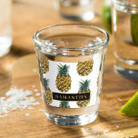 Verre A Shot Aquarelle tropicale Motif ananas avec nom<br><div class="desc">Aquarelle tropicale Motif ananas avec nom</div>