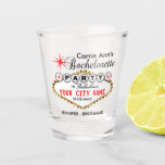 Verre A Shot Bachelorette À Las Vegas Style - Rouge<br><div class="desc">🥇 UN DESIGN D'ART ORIGINAL DE DROIT D'AUTEUR DE Donna Siegrist SEULEMENT DISPONIBLE SUR ZAZZLE!. Bachelorette en verre de tir personnalisé prêt pour vous à personnaliser avec vos demoiselles d'honneur, mariée, etc... nom, ville et nom de l'État dans un design style Las Vegas. Laissez les souvenirs et le plaisir commencer....</div>