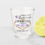 Verre A Shot Bachelorette À Las Vegas Style - Violet<br><div class="desc">🥇 UN DESIGN D'ART ORIGINAL DE DROIT D'AUTEUR DE Donna Siegrist SEULEMENT DISPONIBLE SUR ZAZZLE!. Bachelorette en verre de tir personnalisé prêt pour vous à personnaliser avec vos demoiselles d'honneur, mariée, etc... nom, ville et nom de l'État dans un design style Las Vegas. Laissez les souvenirs et le plaisir commencer....</div>