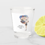 Verre A Shot Bachelorette de Las Vegas<br><div class="desc">Bachelorette shot glass présente une mariée aux cheveux noirs glamour dans un cadre chic de Las Vegas, sirotant un cosmopolite, avec des jetons de poker débordant de son élégante embrayage noir. Découvrez l'excitation et l'énergie de la vie nocturne de Vegas pour donner le ton pour une nuit ou un week-end...</div>