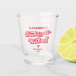 Verre A Shot Bachelorette rose et rouge<br><div class="desc">L'accessoire parfait pour un thème de soirée bachelorette rouge et rose. Idéal pour une fête "Drunk in Love", ce verre de tir ajoute une touche d'amusement et de flair à toute soirée de bachelorette unique. Que vous planifiez une soirée disco rose ou un événement "Kiss the Miss Goodbye", ce verre...</div>