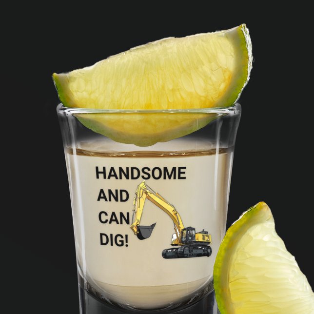 Verre A Shot Beau et peut creuser la construction de l'excavatr (Funny excavator shot glass. Handsome and can dig!)