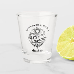 Verre A Shot Bison d'or debout dans un paysage pittoresque