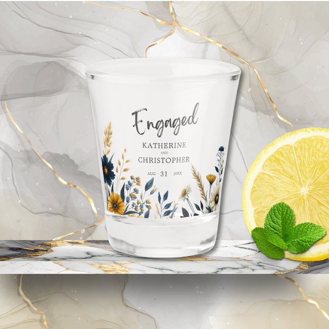 Verre A Shot Bleu Jaune Fleur sauvage de l'engagement personnal (Custom Dark Blue and Yellow Wildflowers Engagement Party Shot Glass with Couple's Names, Date.)