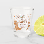 Verre A Shot Bottes rustiques et Fête des mariées bulle<br><div class="desc">Prenez vos talons à votre douche nuptiale avec nos Bottes Rustiques et verre bubbly Shot Glass! Doté d'un design ludique sur le thème de l'Occident, avec des bottes et du mousseux, ce verre de tir est la façon idéale d'ajouter un peu de fantaisie à votre fête. Customisez-le avec votre nom...</div>