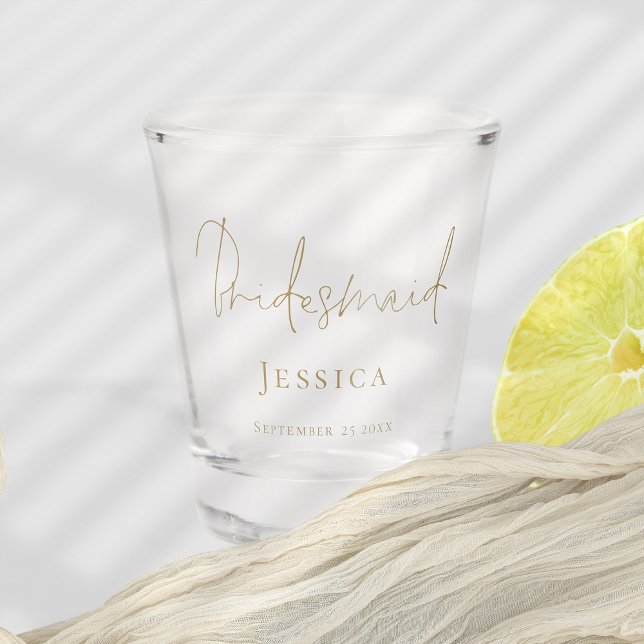 Verre A Shot Bridesmaid Cadeau Gold Nom du script Mariage Date (Bridesmaid gift shot glass with gold script. Part of a matching wedding collection)