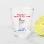 Verre A Shot Cadeau de fête de Bachelorette de Las Vegas Filles<br><div class="desc">Vous allez à Vegas pour votre enterrement de vie de jeune fille ? Alors ce verre à shot personnalisé sera le cadeau idéal pour vous et vos copines ! Personnalisez avec le nom et les dates de votre choix. La police et la couleur du texte peuvent être modifiées pour s'adapter...</div>