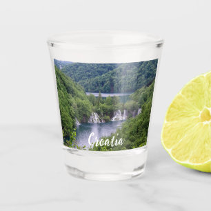 Verre A Shot Cascade cascade avec forêt verte en Croatie