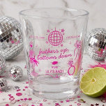 Verre A Shot Ce cadeau de fête pour l'enterrement de vie de jeu<br><div class="desc">Préparez-vous à échanger les plumes contre un voile ! Célébrez la future mariée dans le style de Las Vegas avec ces verres à shot pour enterrement de vie de jeune fille "Feathers up, Bottoms Down". Avec une illustration chic et rétro d'une showgirl dans un verre à martini, une boule à...</div>