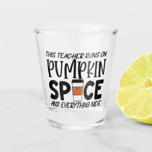 Verre A Shot Cet Enseignant Fonctionne Sur Une Épice Citrouille