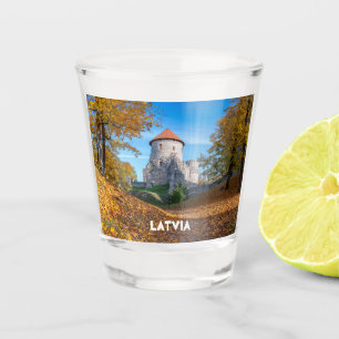Verre A Shot Château médiéval entouré de forêt