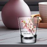 Verre A Shot Cherry Blossom Bridesmaid<br><div class="desc">Un cadeau de fête de mariage pour femme de ménage, avec une formulation entièrement modifiable pour inclure le nom et le rôle. Le design comprend une branche de fleurs de cerisiers en pleine floraison avec des fleurs roses et blanches, Parfait pour un mariage de printemps, un mariage rose, un mariage...</div>