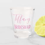 Verre A Shot Chic Bridesmaid Favoriser<br><div class="desc">Magasinez des cadeaux chic d'demoiselles d'honneur chez les Mariages de Rhoadie. Avec un joli design rose, ce verre tourné affiche votre nom de femme de ménage dans une jolie police cursive. En dessous se trouve "Bridesmaid" écrit en texte mignon. Fait une grande fête de bachelorette. Personnalisez votre verre photo dès...</div>