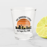 Verre A Shot Coucher de soleil sur le Strip de Las Vegas, vacan<br><div class="desc">Verres à shot personnalisés avec la skyline de Las Vegas au coucher du soleil pour vos vacances en famille ou pour un enterrement de vie de garçon dans la ville des lumières. Jouez du lever au coucher du soleil dans cette ville et gardez-en le souvenir avec ce souvenir.</div>