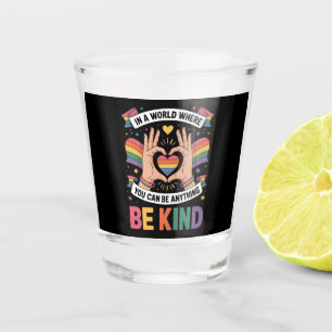 Verre A Shot Dans un monde où vous pouvez être n'importe quoi,