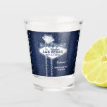 Verre A Shot Denim Diamonds Las Vegas Iconic Bachelorette Party<br><div class="desc">Un denim moderne, élégant et classe et diamants de la soirée de bachelorette tourné verre avec un thème Las Vegas, avec un arrière - plan en denim, iconique Las Vegas graphisme superposé numériquement avec un strass et effet parties scintillant et rétro, typographie et calligraphie emblématique. Un design chic "denim et...</div>